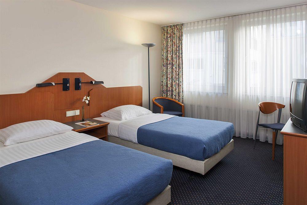Vienna House Easy By Wyndham Guenzburg Hotel Exterior foto